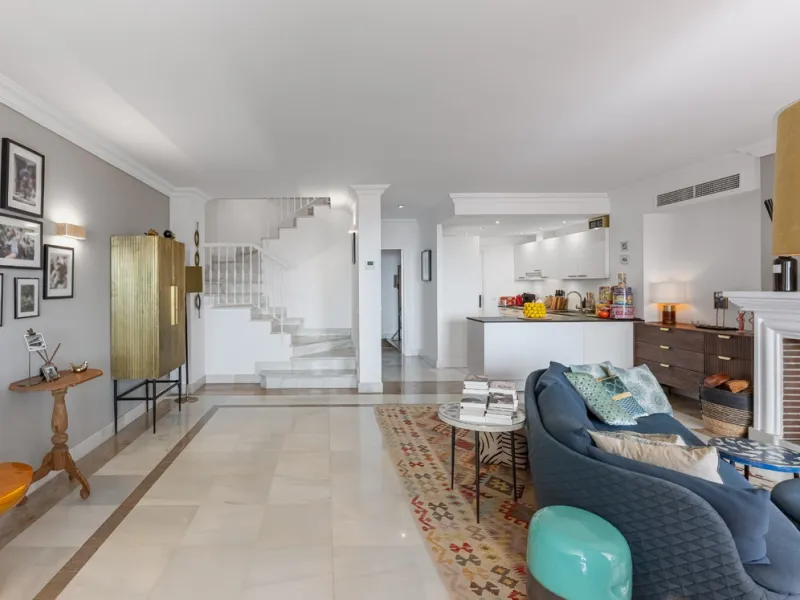This elegant duplex, set in the prestigious La Quinta area of Benahavís, offers a rare blend of modern comfort and Mediterranean charm. Recently renovated and in excellent condition, the home spans 210 m² and is designed for those who value style and tran