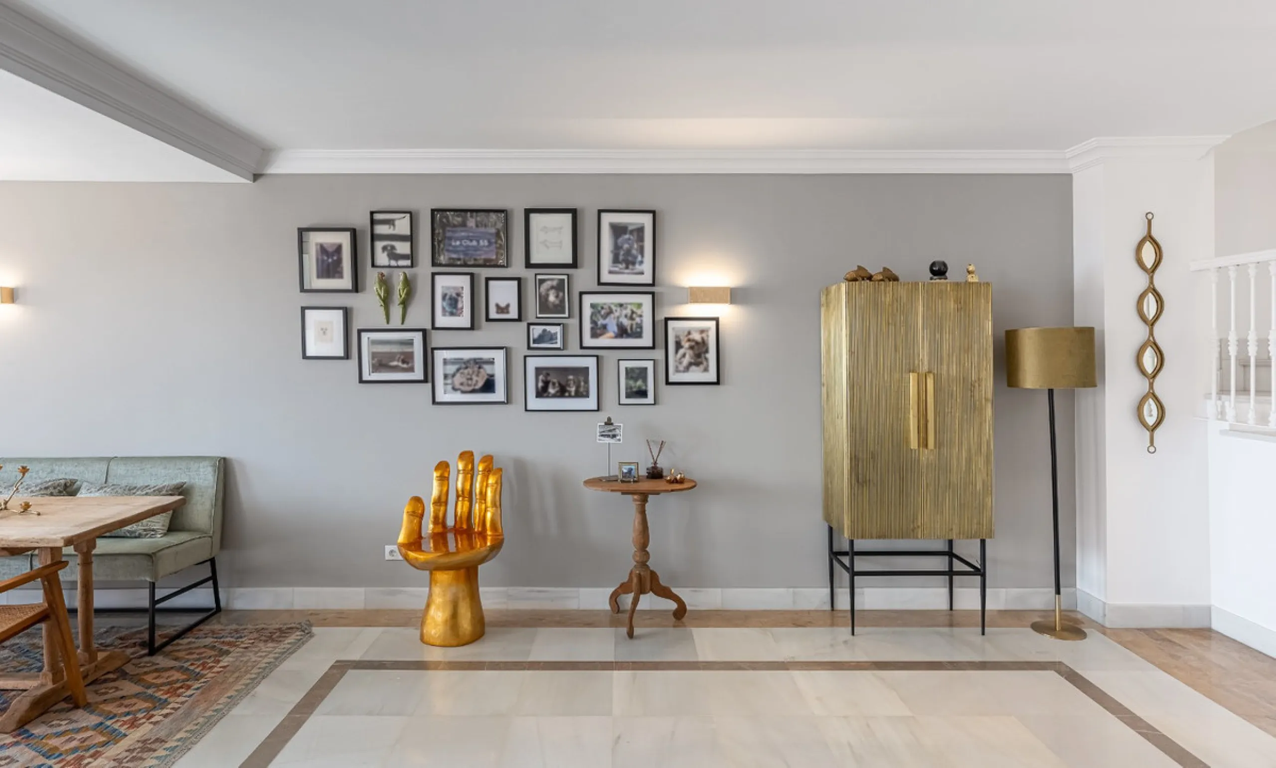 This elegant duplex, set in the prestigious La Quinta area of Benahavís, offers a rare blend of modern comfort and Mediterranean charm. Recently renovated and in excellent condition, the home spans 210 m² and is designed for those who value style and tran