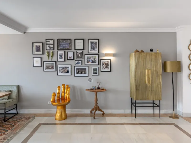 This elegant duplex, set in the prestigious La Quinta area of Benahavís, offers a rare blend of modern comfort and Mediterranean charm. Recently renovated and in excellent condition, the home spans 210 m² and is designed for those who value style and tran
