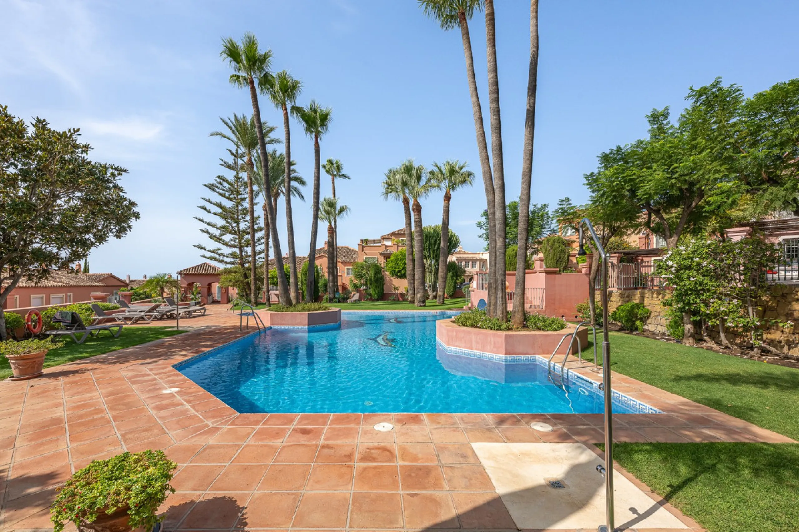 This elegant duplex, set in the prestigious La Quinta area of Benahavís, offers a rare blend of modern comfort and Mediterranean charm. Recently renovated and in excellent condition, the home spans 210 m² and is designed for those who value style and tran