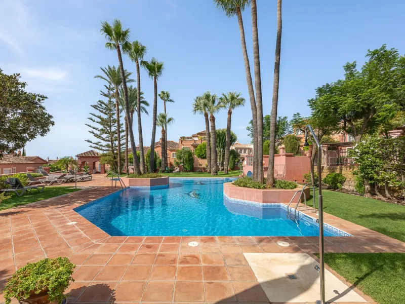 This elegant duplex, set in the prestigious La Quinta area of Benahavís, offers a rare blend of modern comfort and Mediterranean charm. Recently renovated and in excellent condition, the home spans 210 m² and is designed for those who value style and tran