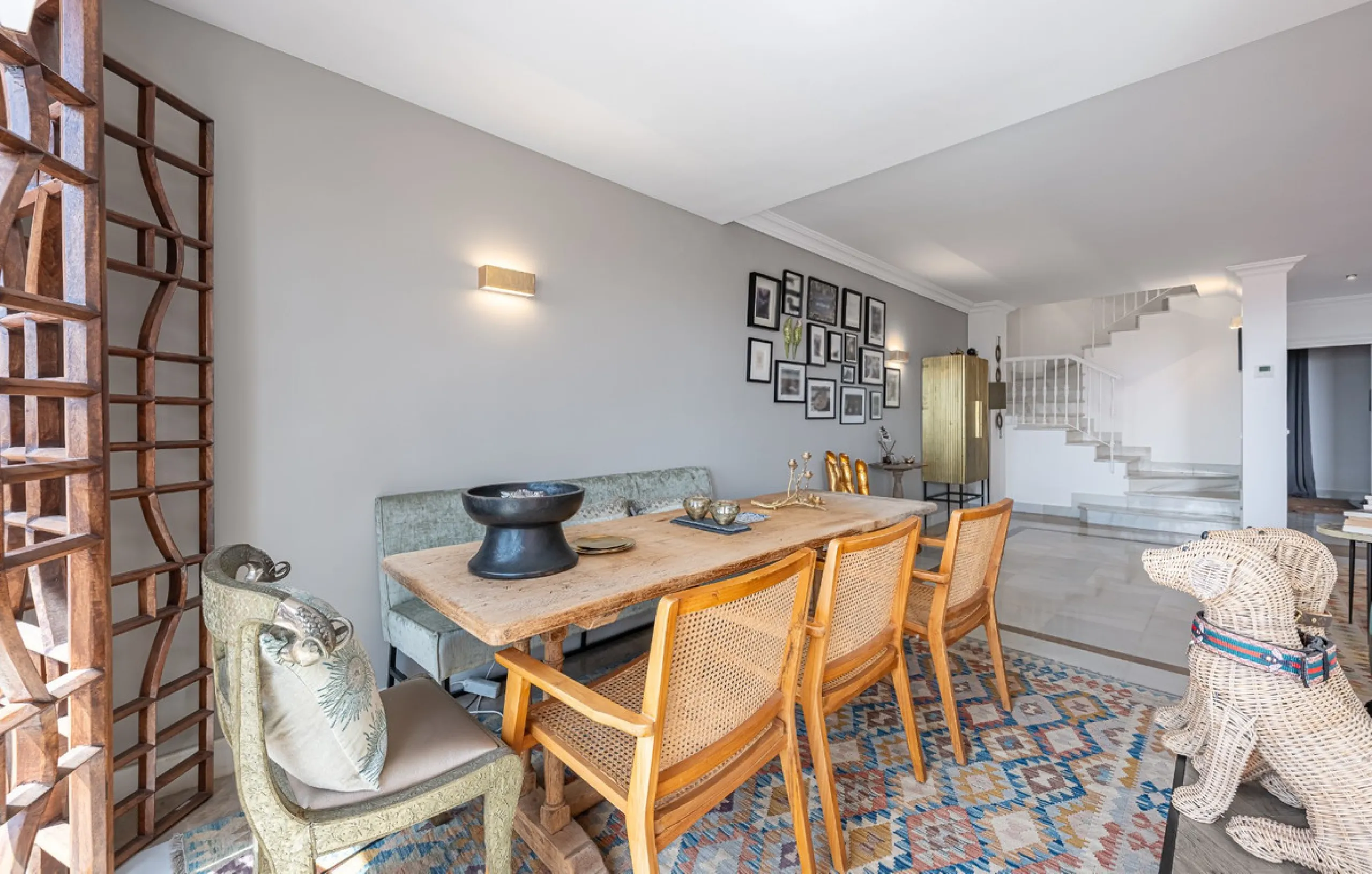 This elegant duplex, set in the prestigious La Quinta area of Benahavís, offers a rare blend of modern comfort and Mediterranean charm. Recently renovated and in excellent condition, the home spans 210 m² and is designed for those who value style and tran