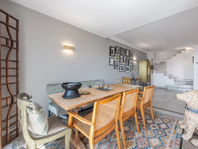 This elegant duplex, set in the prestigious La Quinta area of Benahavís, offers a rare blend of modern comfort and Mediterranean charm. Recently renovated and in excellent condition, the home spans 210 m² and is designed for those who value style and tran