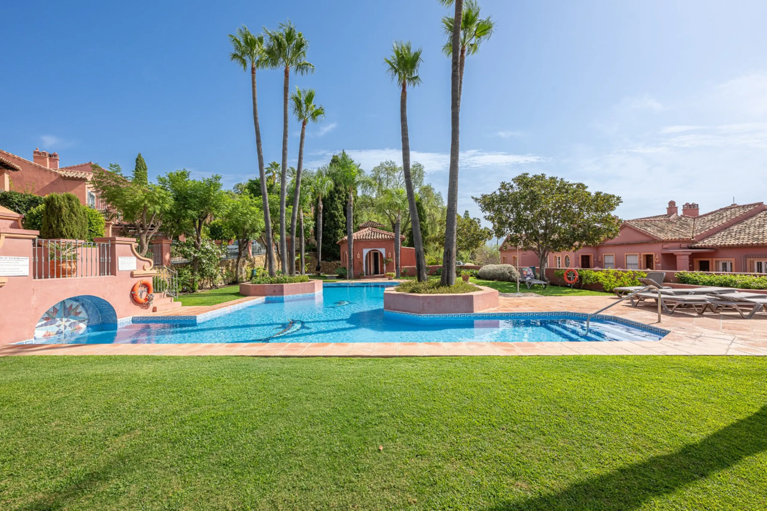This elegant duplex, set in the prestigious La Quinta area of Benahavís, offers a rare blend of modern comfort and Mediterranean charm. Recently renovated and in excellent condition, the home spans 210 m² and is designed for those who value style and tran