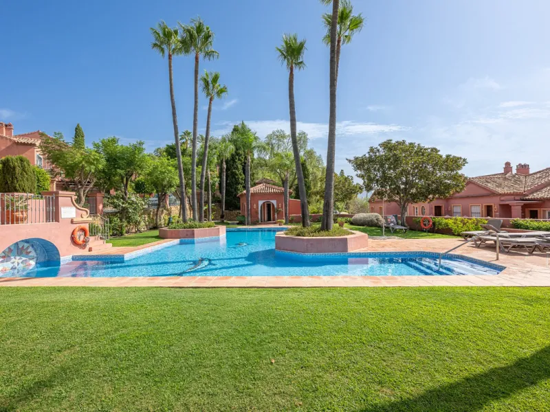 This elegant duplex, set in the prestigious La Quinta area of Benahavís, offers a rare blend of modern comfort and Mediterranean charm. Recently renovated and in excellent condition, the home spans 210 m² and is designed for those who value style and tran