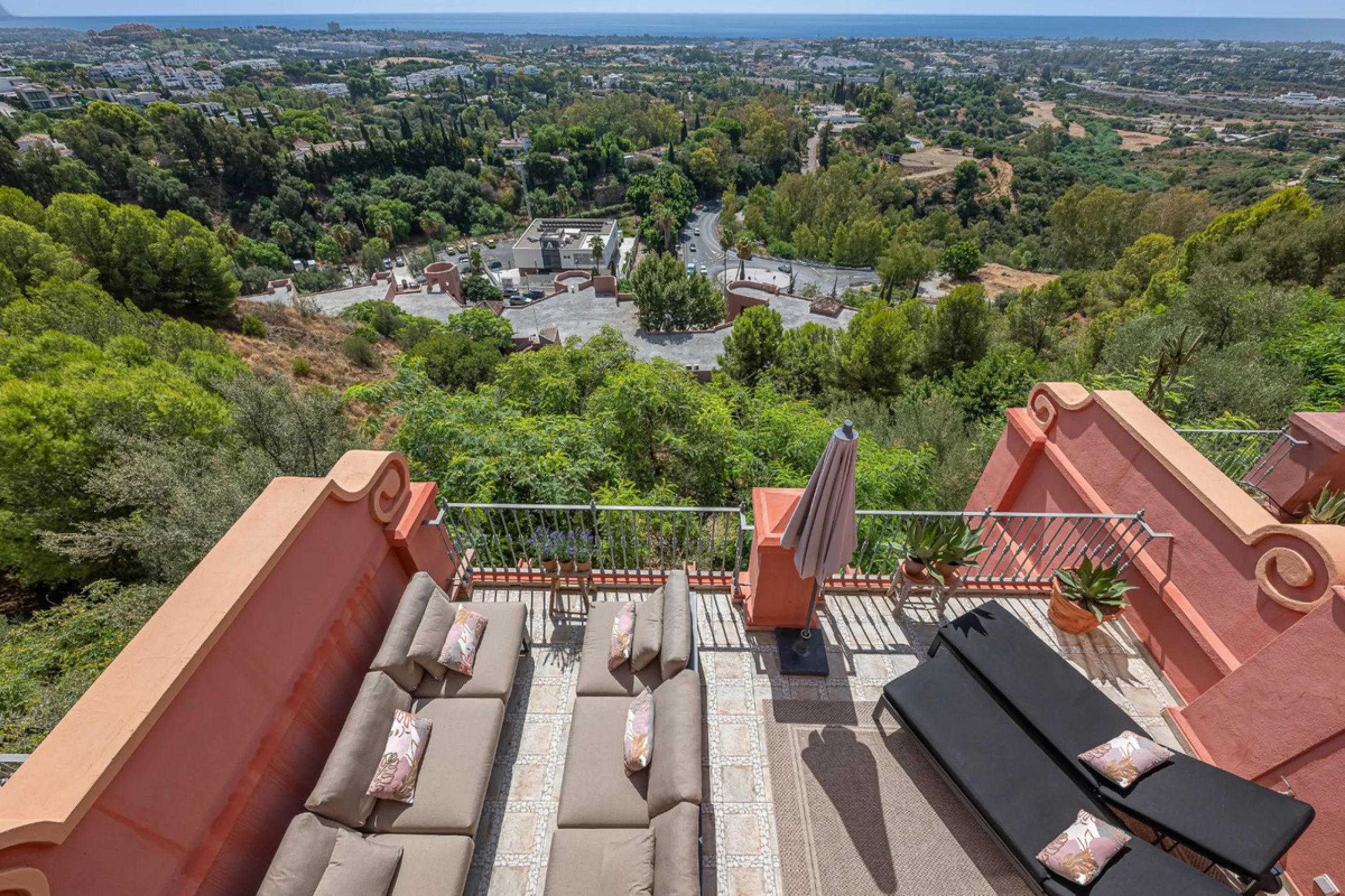 This elegant duplex, set in the prestigious La Quinta area of Benahavís, offers a rare blend of modern comfort and Mediterranean charm. Recently renovated and in excellent condition, the home spans 210 m² and is designed for those who value style and tran