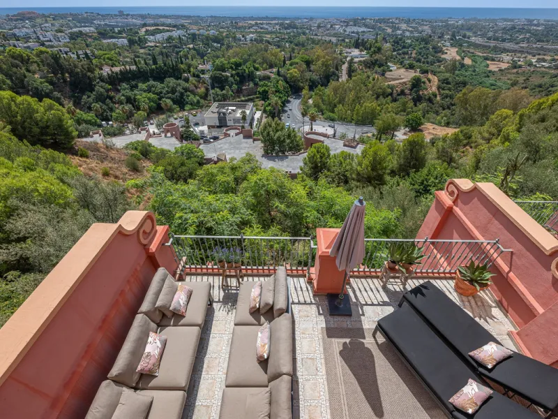 This elegant duplex, set in the prestigious La Quinta area of Benahavís, offers a rare blend of modern comfort and Mediterranean charm. Recently renovated and in excellent condition, the home spans 210 m² and is designed for those who value style and tran