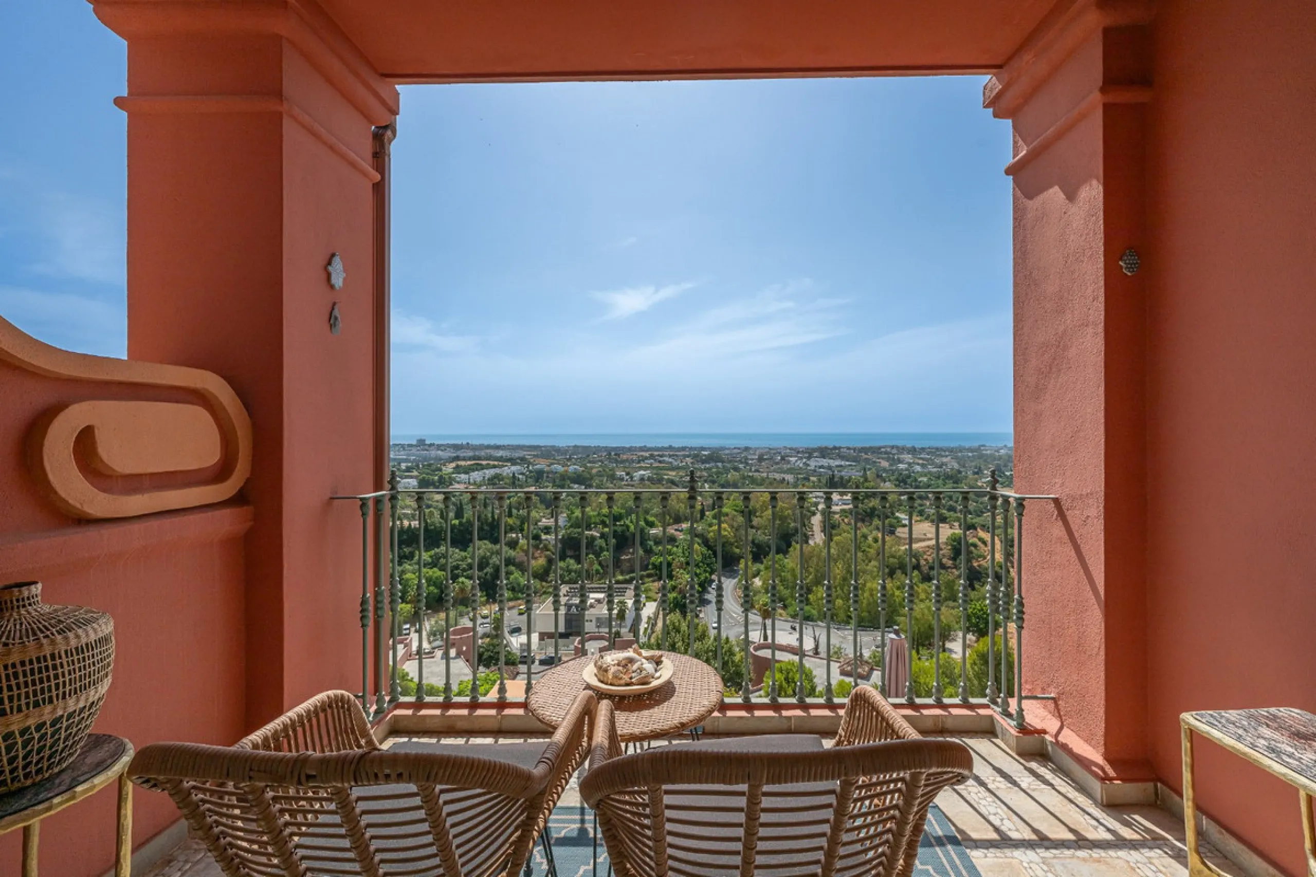 This elegant duplex, set in the prestigious La Quinta area of Benahavís, offers a rare blend of modern comfort and Mediterranean charm. Recently renovated and in excellent condition, the home spans 210 m² and is designed for those who value style and tran