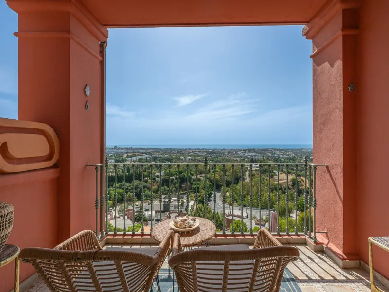 This elegant duplex, set in the prestigious La Quinta area of Benahavís, offers a rare blend of modern comfort and Mediterranean charm. Recently renovated and in excellent condition, the home spans 210 m² and is designed for those who value style and tran