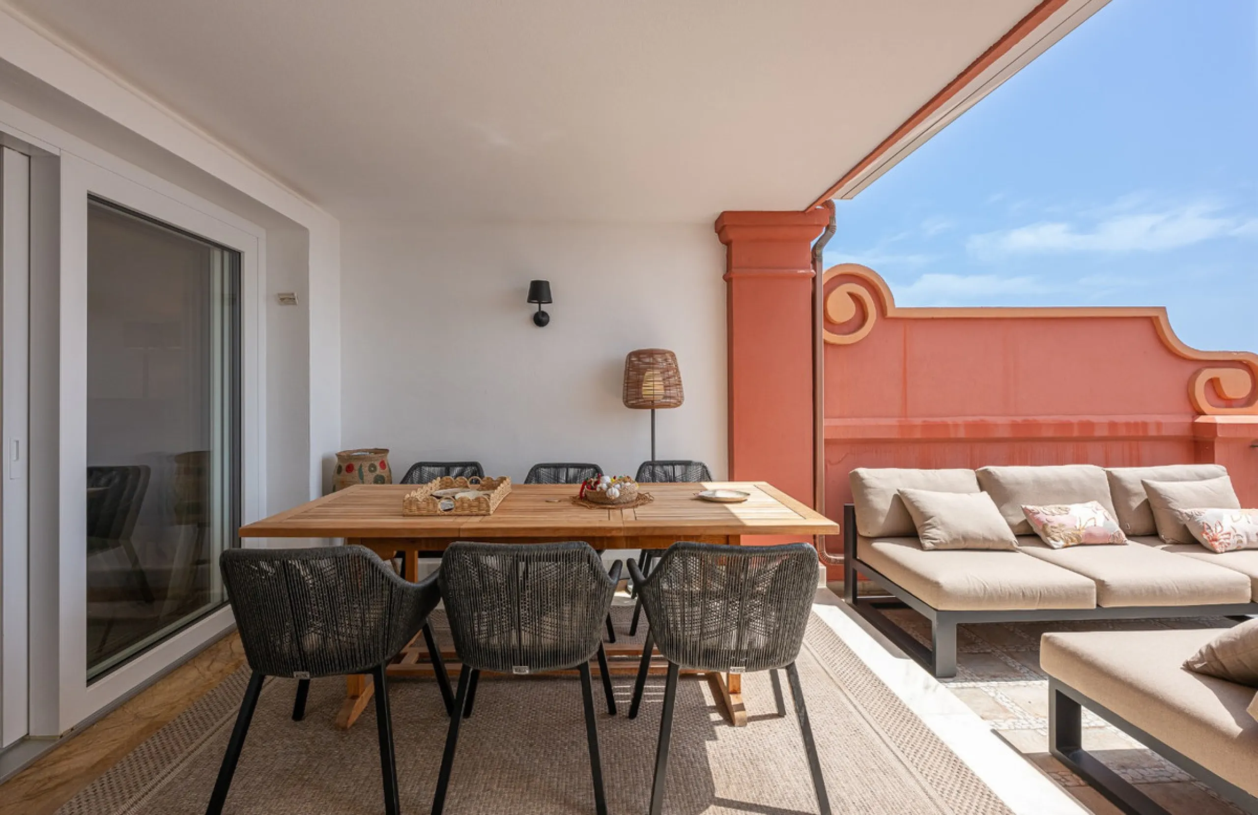 This elegant duplex, set in the prestigious La Quinta area of Benahavís, offers a rare blend of modern comfort and Mediterranean charm. Recently renovated and in excellent condition, the home spans 210 m² and is designed for those who value style and tran