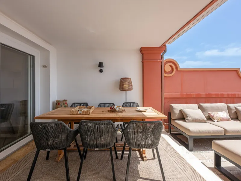 This elegant duplex, set in the prestigious La Quinta area of Benahavís, offers a rare blend of modern comfort and Mediterranean charm. Recently renovated and in excellent condition, the home spans 210 m² and is designed for those who value style and tran