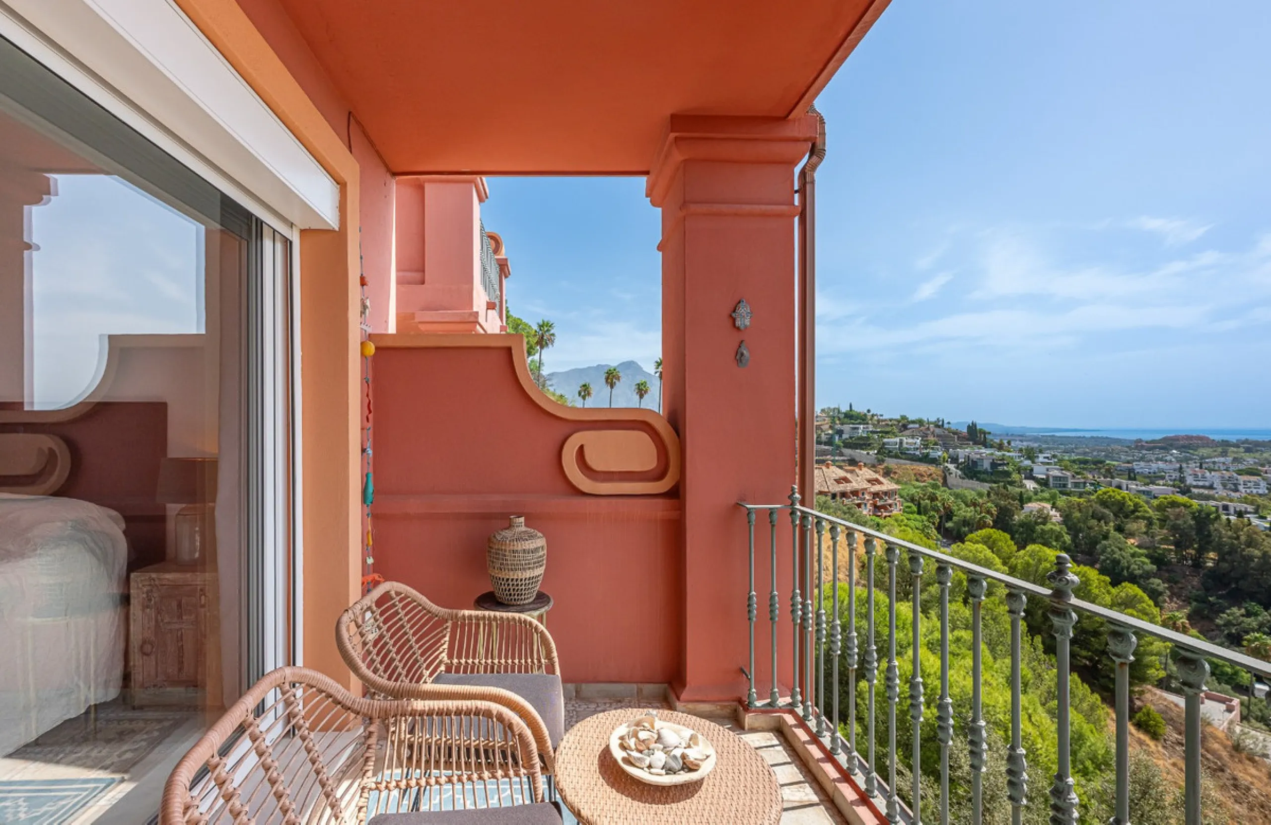 This elegant duplex, set in the prestigious La Quinta area of Benahavís, offers a rare blend of modern comfort and Mediterranean charm. Recently renovated and in excellent condition, the home spans 210 m² and is designed for those who value style and tran