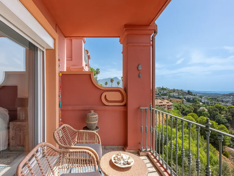 This elegant duplex, set in the prestigious La Quinta area of Benahavís, offers a rare blend of modern comfort and Mediterranean charm. Recently renovated and in excellent condition, the home spans 210 m² and is designed for those who value style and tran