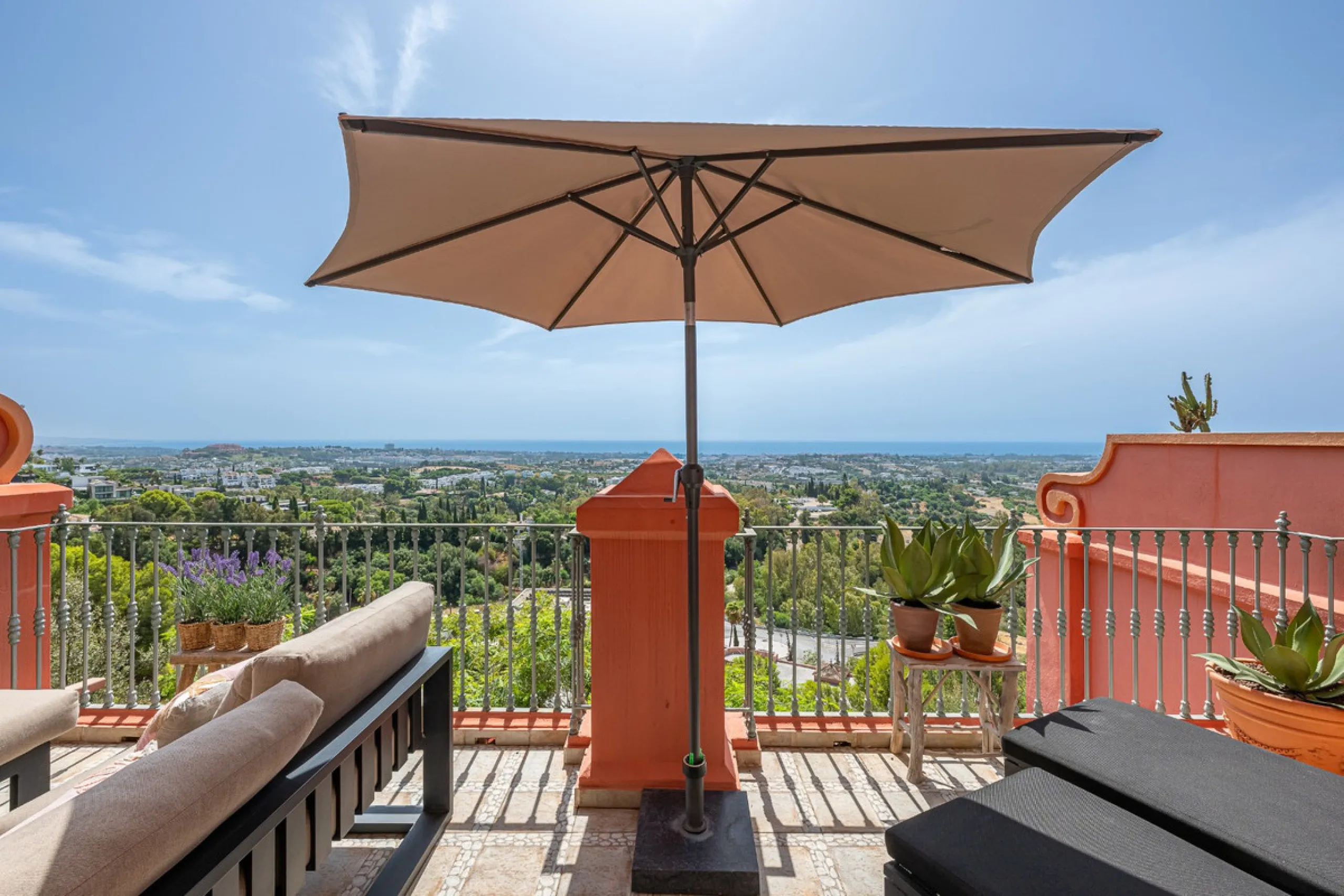 This elegant duplex, set in the prestigious La Quinta area of Benahavís, offers a rare blend of modern comfort and Mediterranean charm. Recently renovated and in excellent condition, the home spans 210 m² and is designed for those who value style and tran