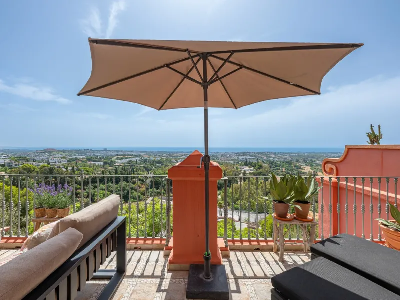 This elegant duplex, set in the prestigious La Quinta area of Benahavís, offers a rare blend of modern comfort and Mediterranean charm. Recently renovated and in excellent condition, the home spans 210 m² and is designed for those who value style and tran