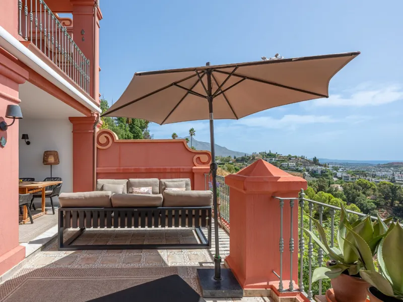 This elegant duplex, set in the prestigious La Quinta area of Benahavís, offers a rare blend of modern comfort and Mediterranean charm. Recently renovated and in excellent condition, the home spans 210 m² and is designed for those who value style and tran