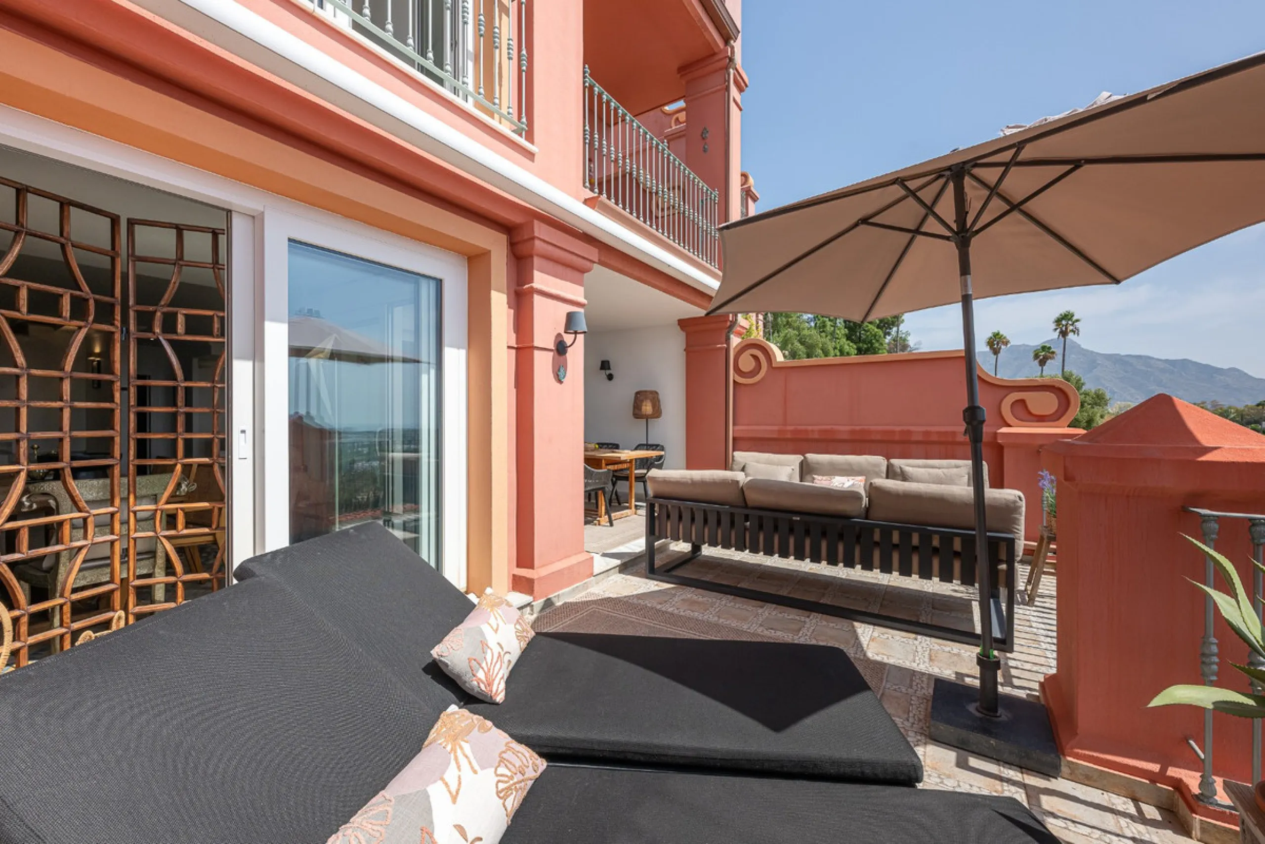 This elegant duplex, set in the prestigious La Quinta area of Benahavís, offers a rare blend of modern comfort and Mediterranean charm. Recently renovated and in excellent condition, the home spans 210 m² and is designed for those who value style and tran