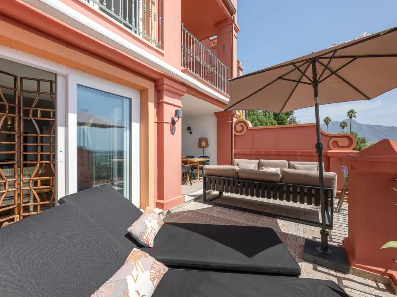 This elegant duplex, set in the prestigious La Quinta area of Benahavís, offers a rare blend of modern comfort and Mediterranean charm. Recently renovated and in excellent condition, the home spans 210 m² and is designed for those who value style and tran