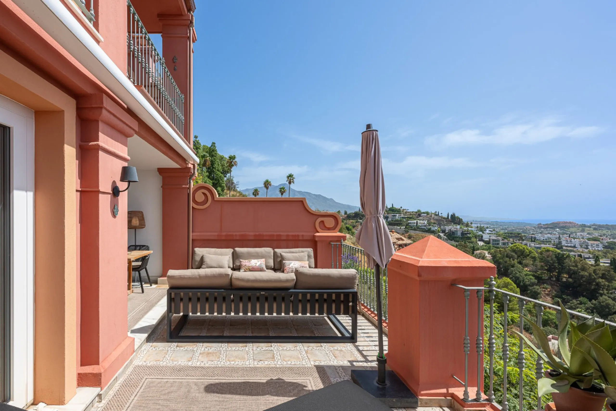 This elegant duplex, set in the prestigious La Quinta area of Benahavís, offers a rare blend of modern comfort and Mediterranean charm. Recently renovated and in excellent condition, the home spans 210 m² and is designed for those who value style and tran