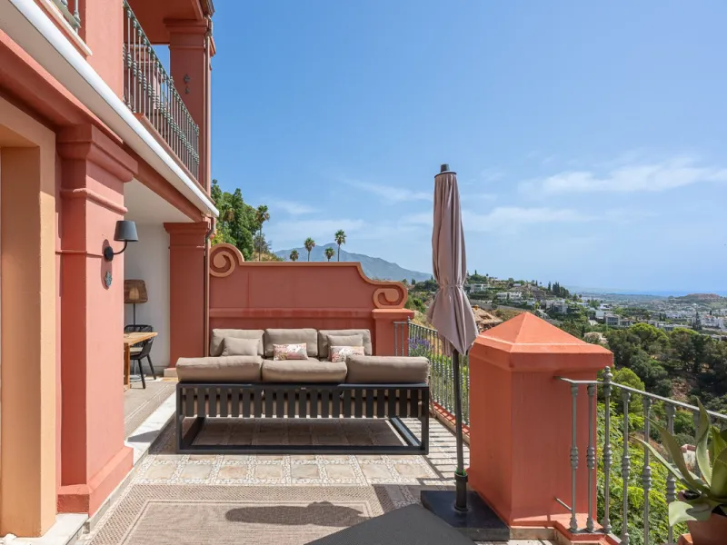 This elegant duplex, set in the prestigious La Quinta area of Benahavís, offers a rare blend of modern comfort and Mediterranean charm. Recently renovated and in excellent condition, the home spans 210 m² and is designed for those who value style and tran