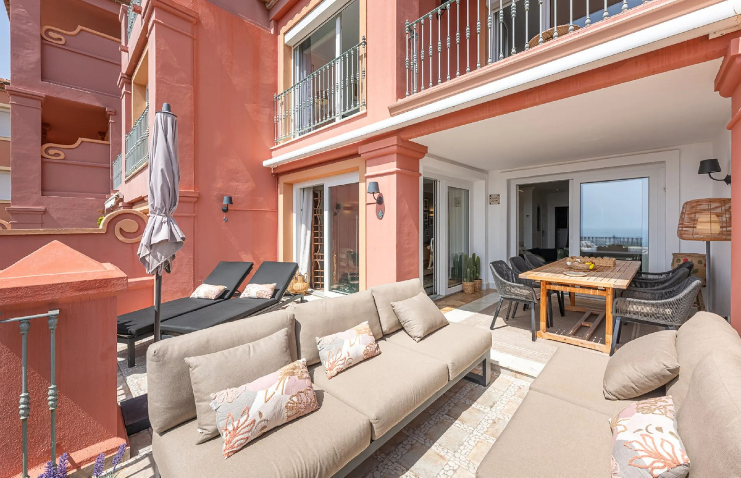 This elegant duplex, set in the prestigious La Quinta area of Benahavís, offers a rare blend of modern comfort and Mediterranean charm. Recently renovated and in excellent condition, the home spans 210 m² and is designed for those who value style and tran