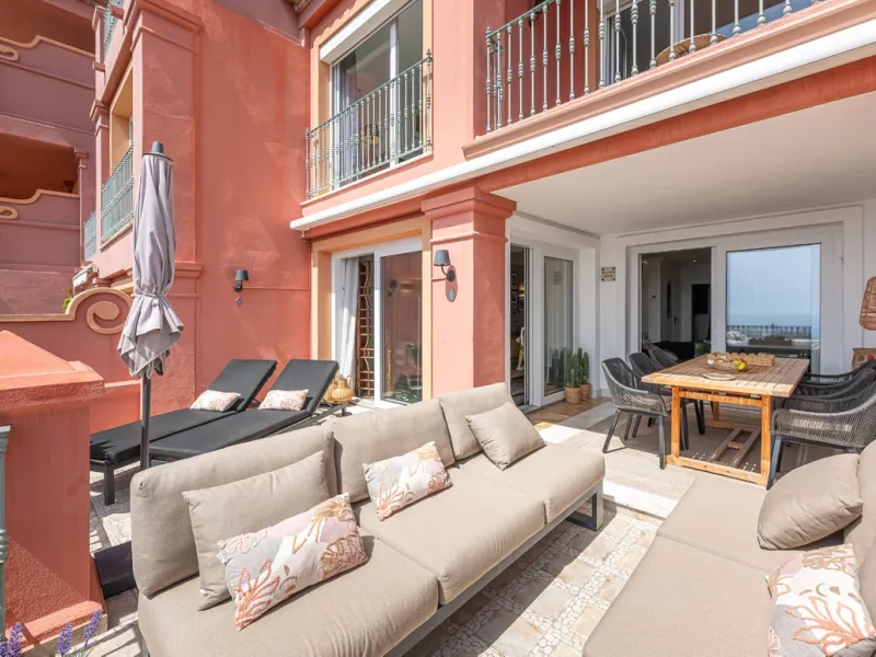 This elegant duplex, set in the prestigious La Quinta area of Benahavís, offers a rare blend of modern comfort and Mediterranean charm. Recently renovated and in excellent condition, the home spans 210 m² and is designed for those who value style and tran