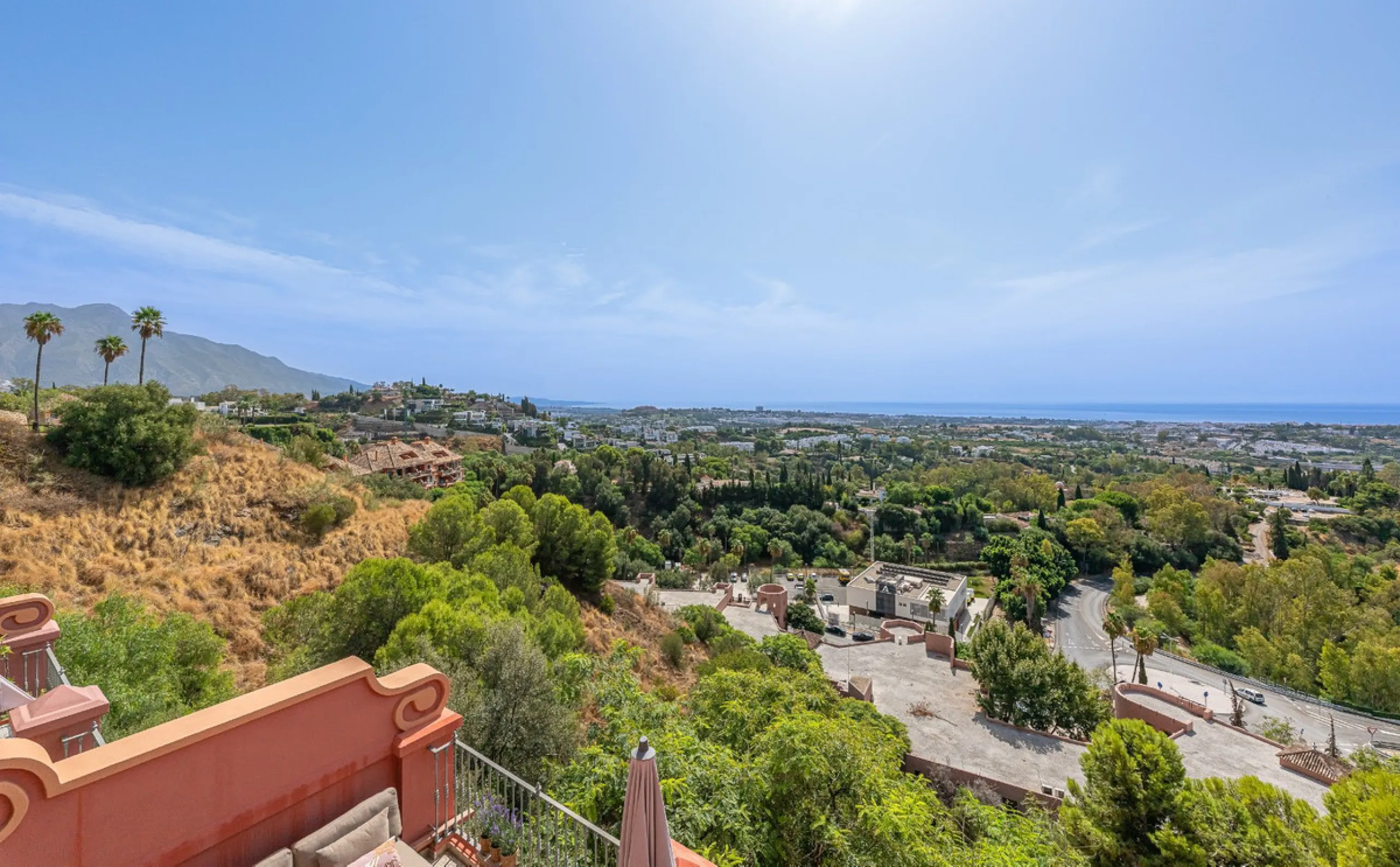 This elegant duplex, set in the prestigious La Quinta area of Benahavís, offers a rare blend of modern comfort and Mediterranean charm. Recently renovated and in excellent condition, the home spans 210 m² and is designed for those who value style and tran