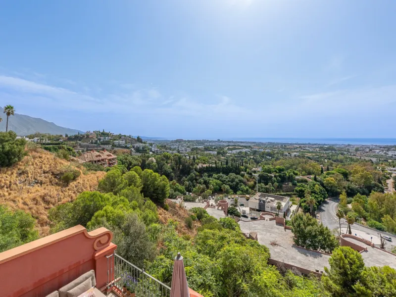 This elegant duplex, set in the prestigious La Quinta area of Benahavís, offers a rare blend of modern comfort and Mediterranean charm. Recently renovated and in excellent condition, the home spans 210 m² and is designed for those who value style and tran