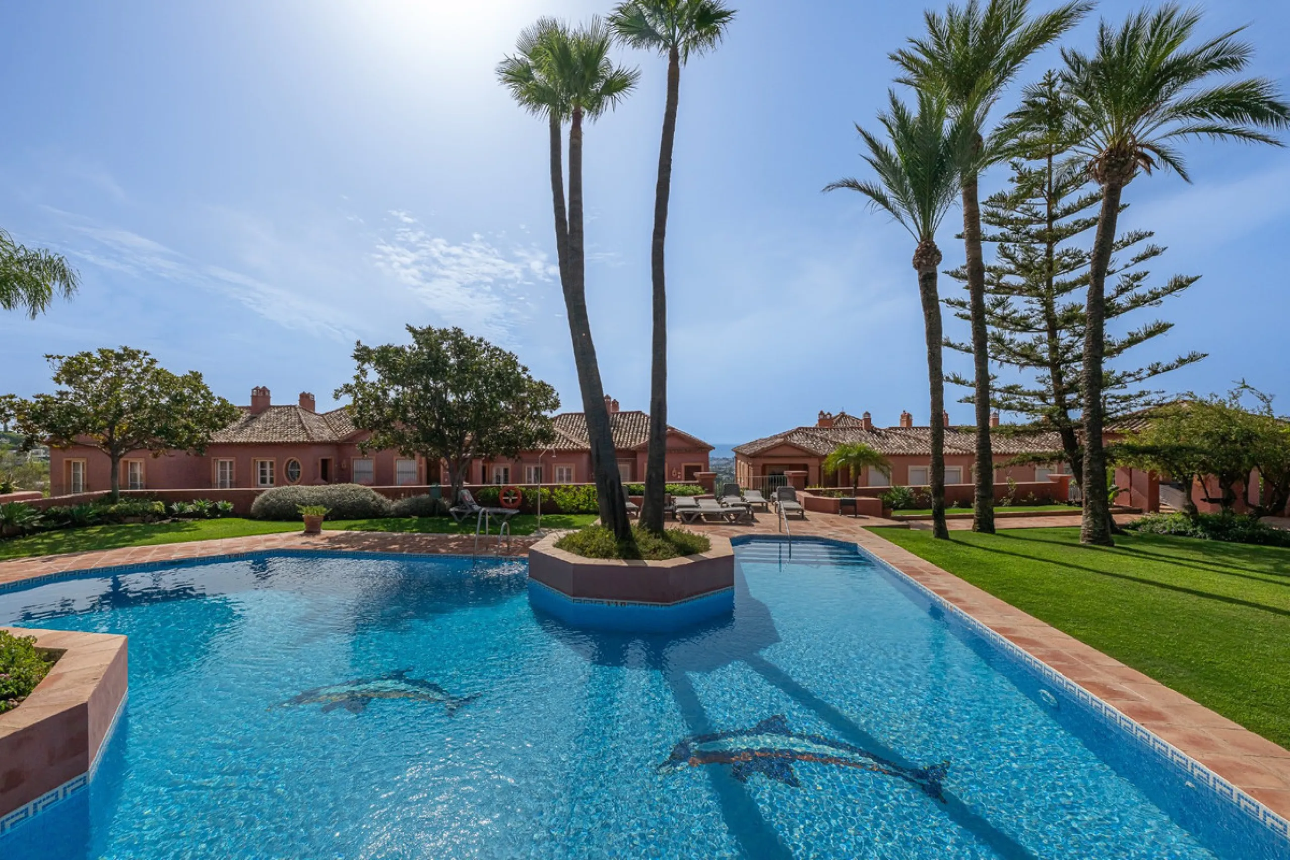 This elegant duplex, set in the prestigious La Quinta area of Benahavís, offers a rare blend of modern comfort and Mediterranean charm. Recently renovated and in excellent condition, the home spans 210 m² and is designed for those who value style and tran