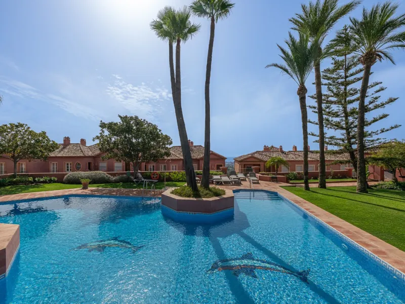 This elegant duplex, set in the prestigious La Quinta area of Benahavís, offers a rare blend of modern comfort and Mediterranean charm. Recently renovated and in excellent condition, the home spans 210 m² and is designed for those who value style and tran