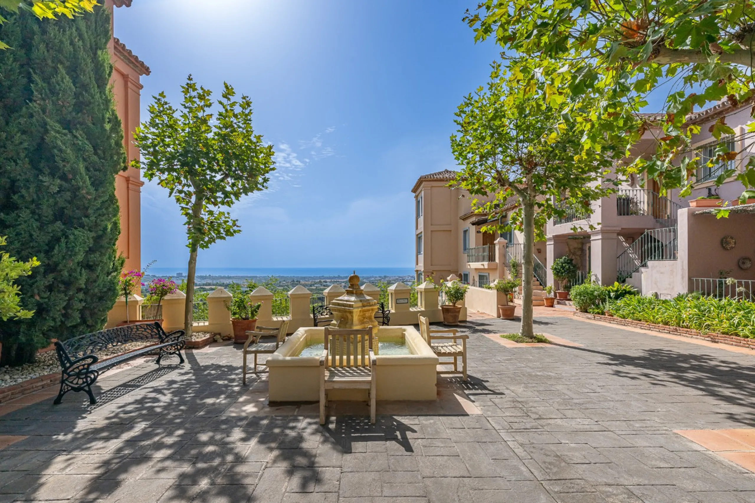 This elegant duplex, set in the prestigious La Quinta area of Benahavís, offers a rare blend of modern comfort and Mediterranean charm. Recently renovated and in excellent condition, the home spans 210 m² and is designed for those who value style and tran