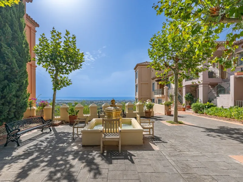 This elegant duplex, set in the prestigious La Quinta area of Benahavís, offers a rare blend of modern comfort and Mediterranean charm. Recently renovated and in excellent condition, the home spans 210 m² and is designed for those who value style and tran