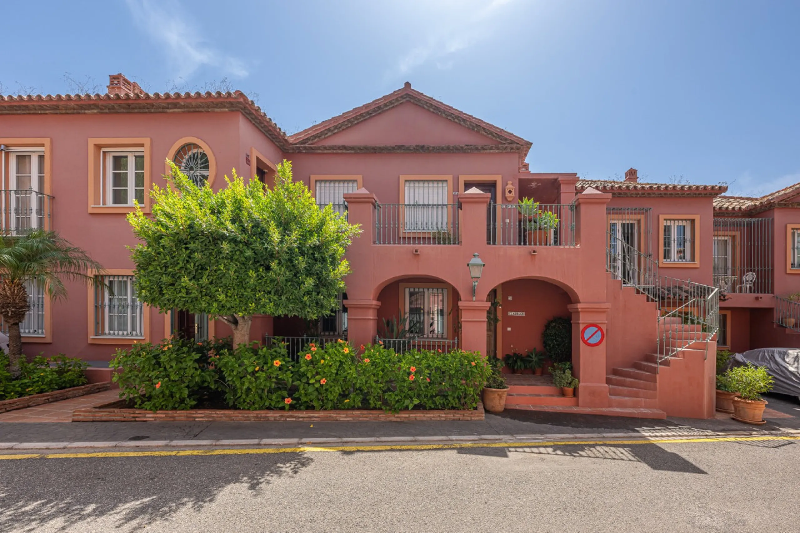 This elegant duplex, set in the prestigious La Quinta area of Benahavís, offers a rare blend of modern comfort and Mediterranean charm. Recently renovated and in excellent condition, the home spans 210 m² and is designed for those who value style and tran