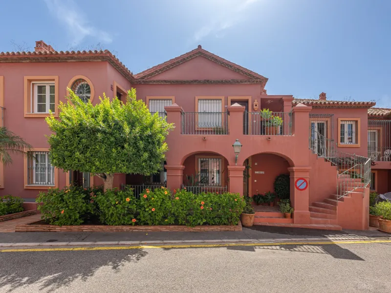 This elegant duplex, set in the prestigious La Quinta area of Benahavís, offers a rare blend of modern comfort and Mediterranean charm. Recently renovated and in excellent condition, the home spans 210 m² and is designed for those who value style and tran