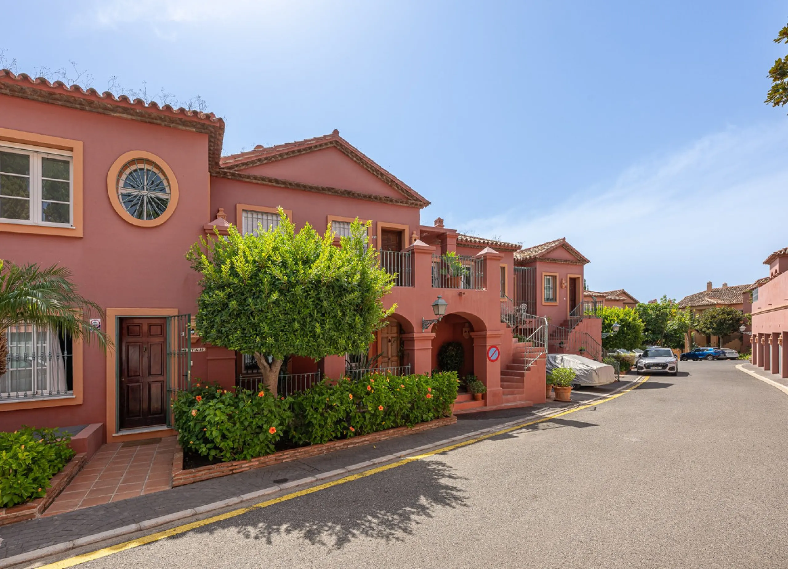 This elegant duplex, set in the prestigious La Quinta area of Benahavís, offers a rare blend of modern comfort and Mediterranean charm. Recently renovated and in excellent condition, the home spans 210 m² and is designed for those who value style and tran