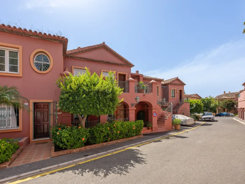 This elegant duplex, set in the prestigious La Quinta area of Benahavís, offers a rare blend of modern comfort and Mediterranean charm. Recently renovated and in excellent condition, the home spans 210 m² and is designed for those who value style and tran
