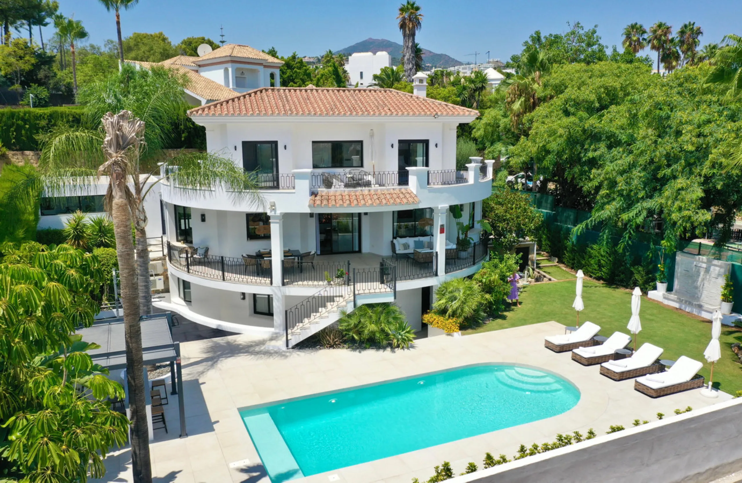 House - Detached Villa в продаже в Benahavís, Málaga. В доме 5 спален и 5 ванных комнат. Площадь дома 386 м². Площадь участка 765 м²