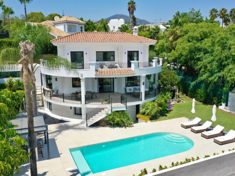 Nestled in the prestigious La Quinta area of Benahavis, this stunning 303-square-meter villa (386 sqm including terraces) sits on an expansive 765-square-meter plot, offering an unparalleled blend of luxury living and natural beauty. With its coveted sout