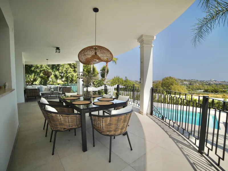 House - Detached Villa в продаже в Benahavís, Málaga. В доме 5 спален и 5 ванных комнат. Площадь дома 386 м². Площадь участка 765 м²