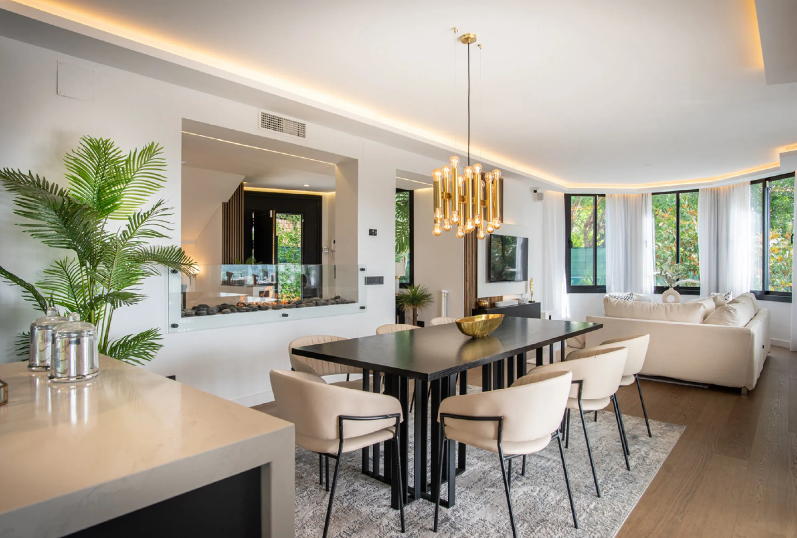 House - Detached Villa в продаже в Benahavís, Málaga. В доме 5 спален и 5 ванных комнат. Площадь дома 386 м². Площадь участка 765 м²