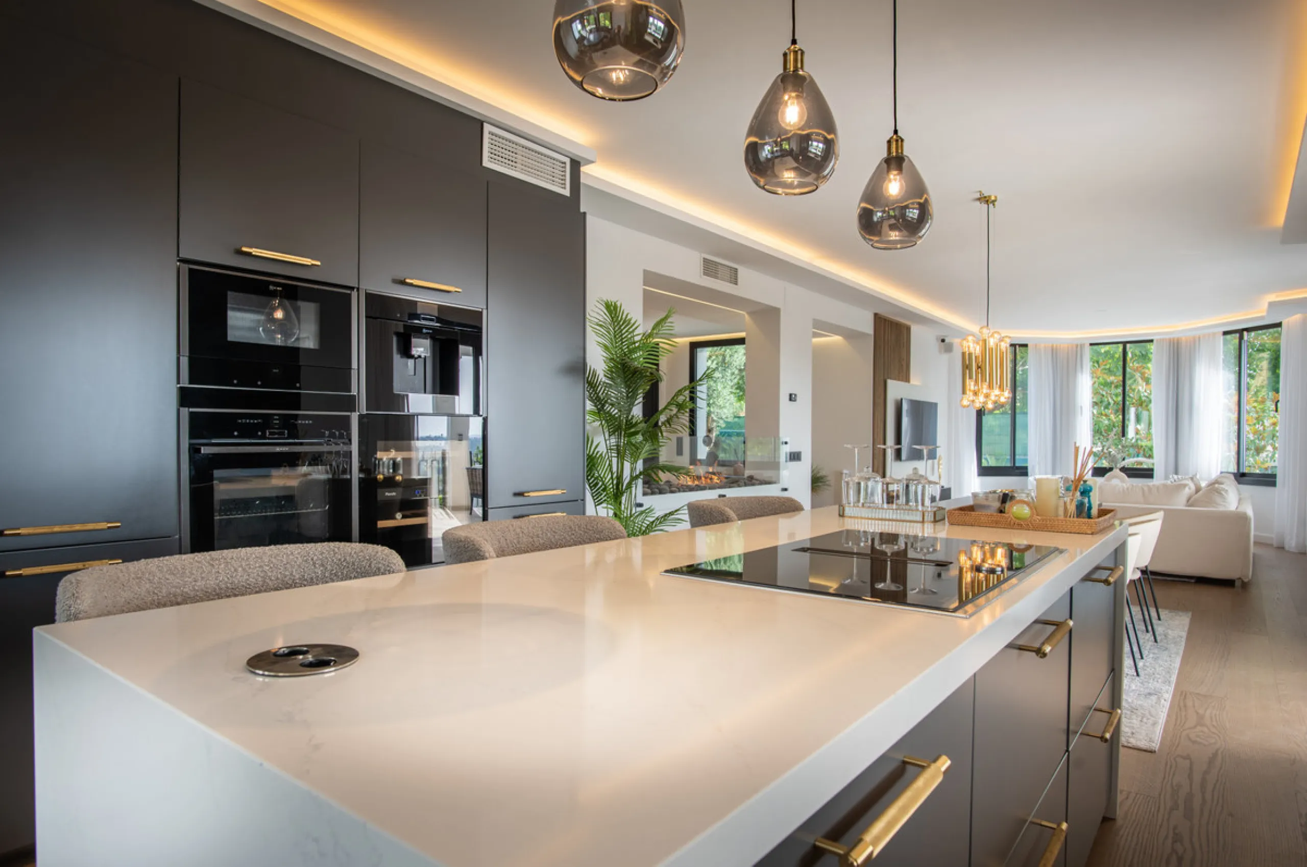 House - Detached Villa в продаже в Benahavís, Málaga. В доме 5 спален и 5 ванных комнат. Площадь дома 386 м². Площадь участка 765 м²