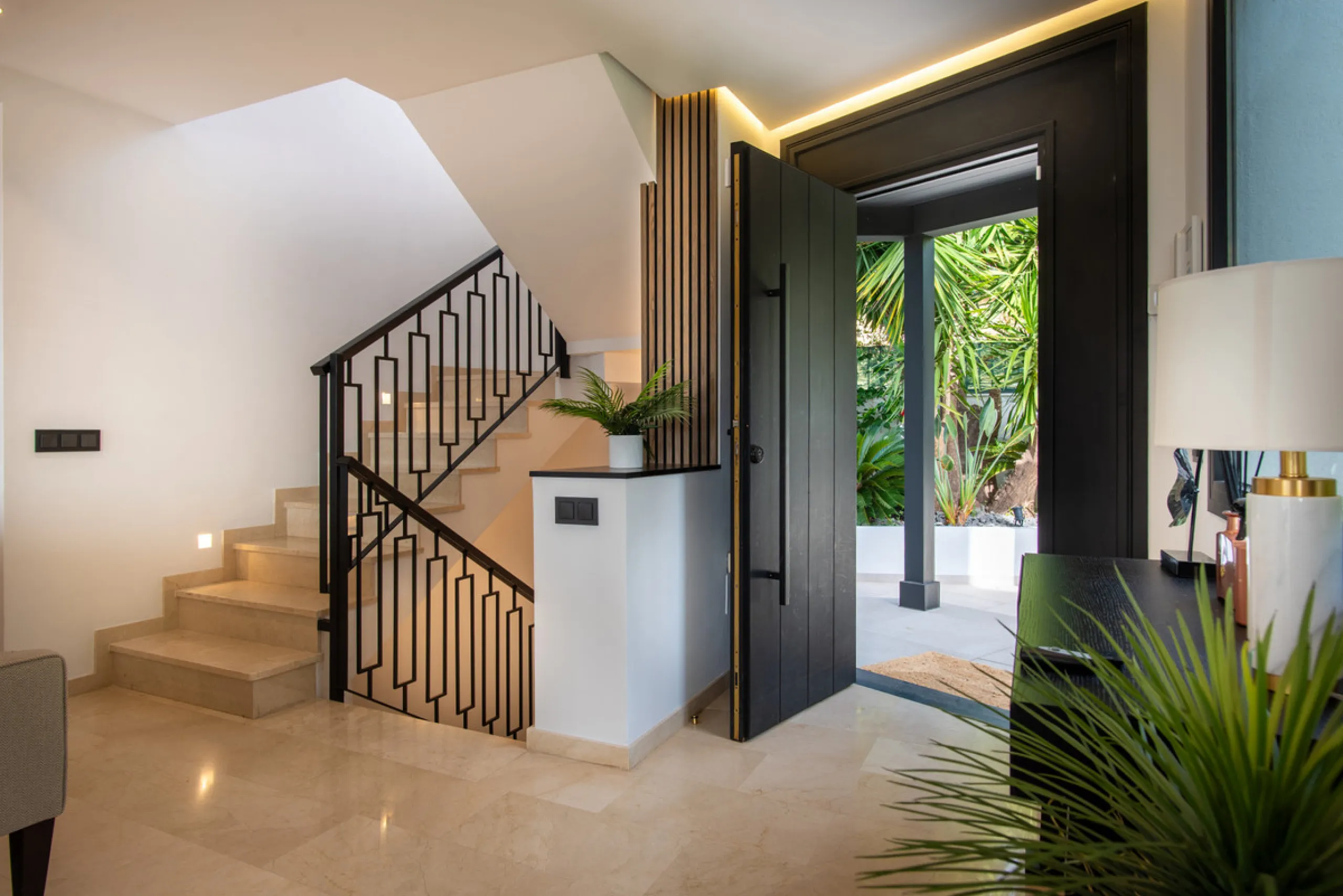 House - Detached Villa в продаже в Benahavís, Málaga. В доме 5 спален и 5 ванных комнат. Площадь дома 386 м². Площадь участка 765 м²