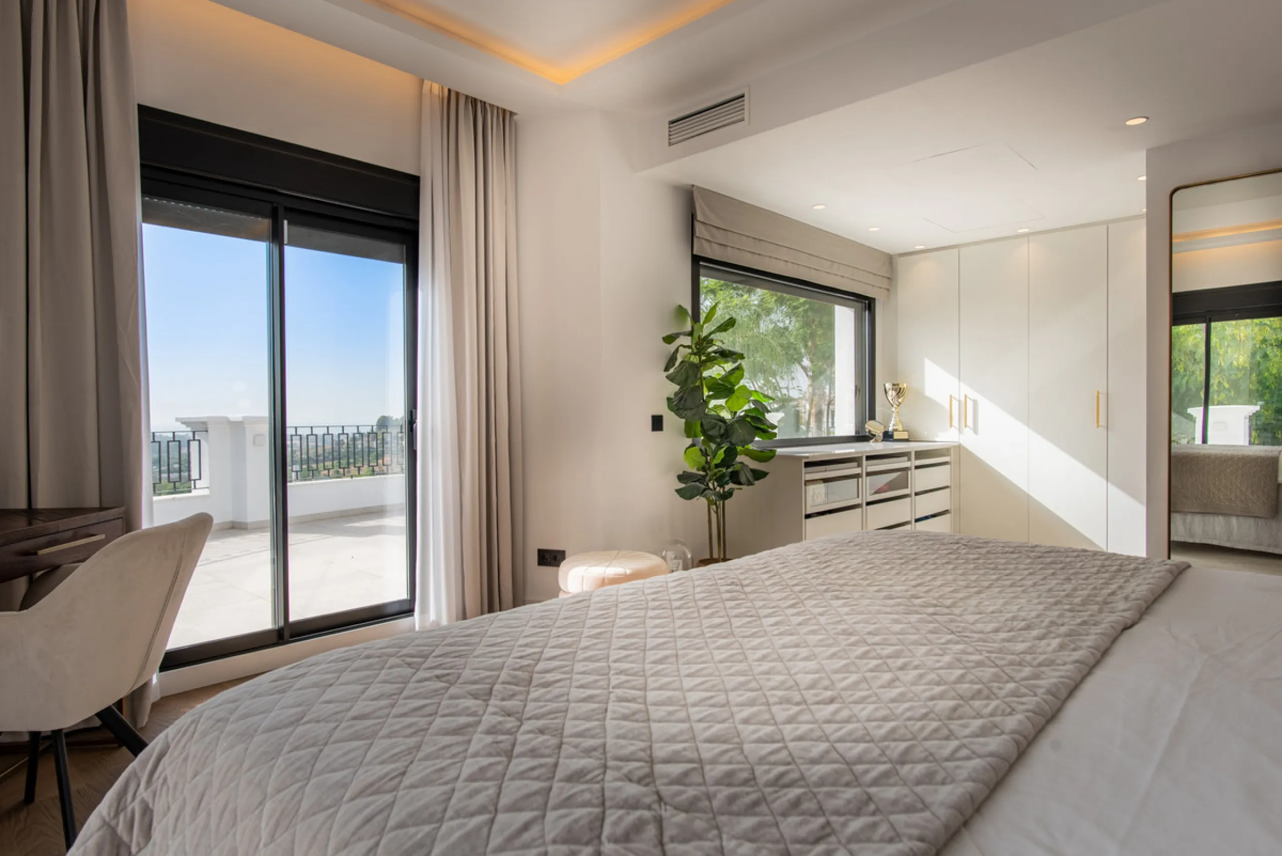 House - Detached Villa в продаже в Benahavís, Málaga. В доме 5 спален и 5 ванных комнат. Площадь дома 386 м². Площадь участка 765 м²