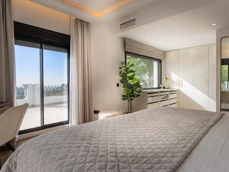House - Detached Villa в продаже в Benahavís, Málaga. В доме 5 спален и 5 ванных комнат. Площадь дома 386 м². Площадь участка 765 м²