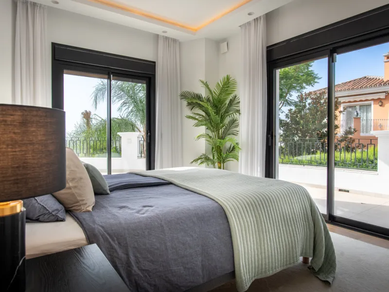 House - Detached Villa в продаже в Benahavís, Málaga. В доме 5 спален и 5 ванных комнат. Площадь дома 386 м². Площадь участка 765 м²