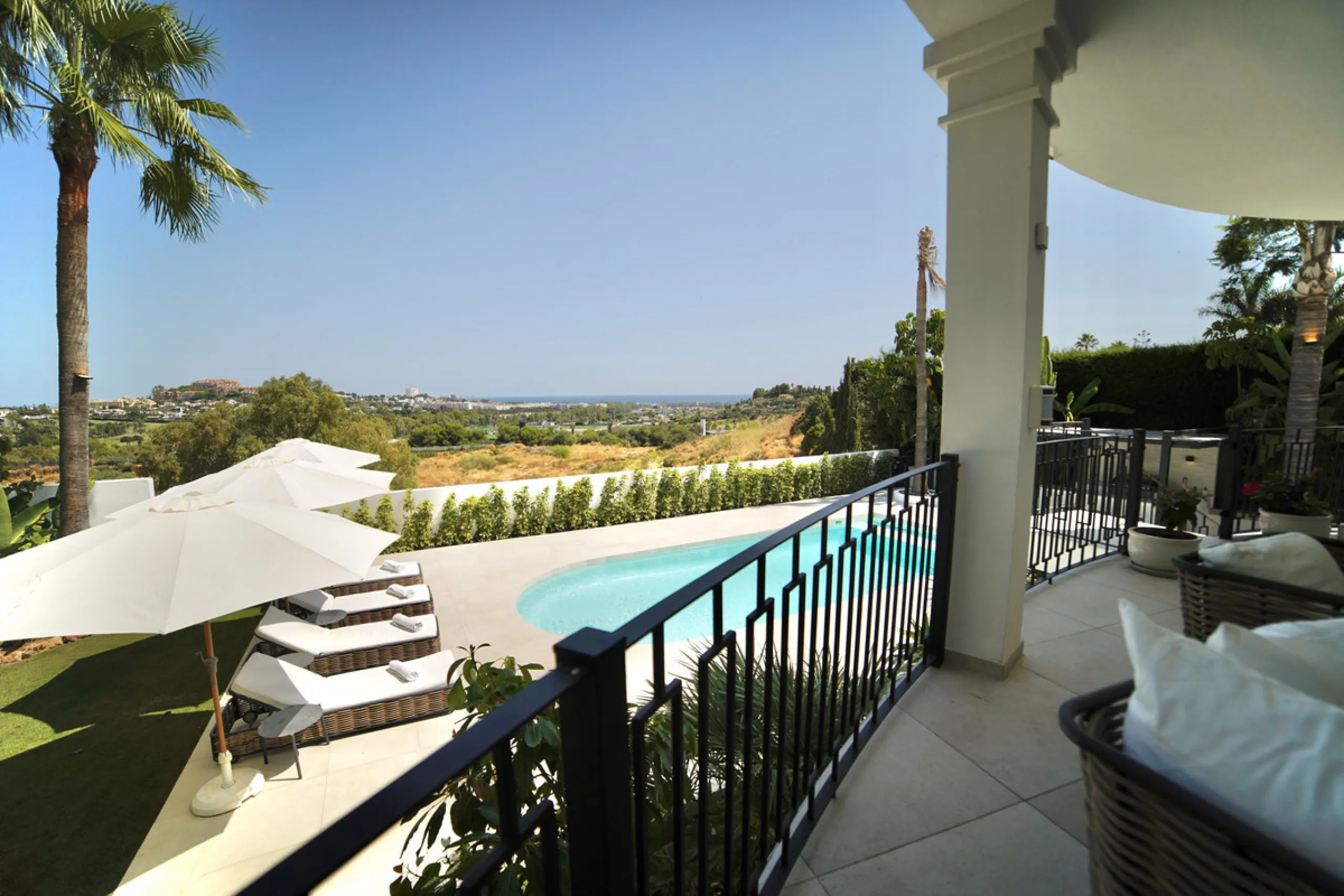 House - Detached Villa в продаже в Benahavís, Málaga. В доме 5 спален и 5 ванных комнат. Площадь дома 386 м². Площадь участка 765 м²