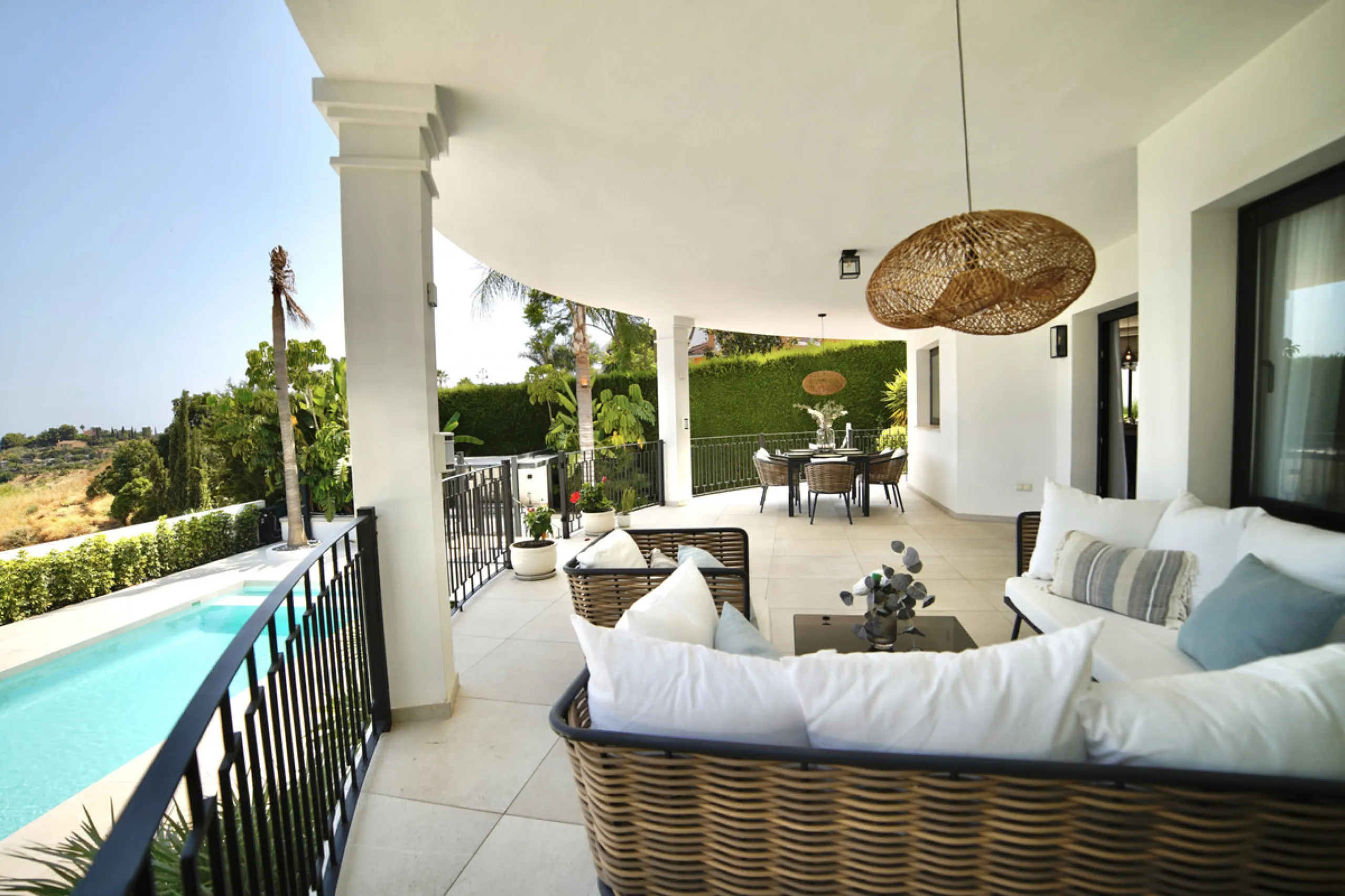 House - Detached Villa в продаже в Benahavís, Málaga. В доме 5 спален и 5 ванных комнат. Площадь дома 386 м². Площадь участка 765 м²