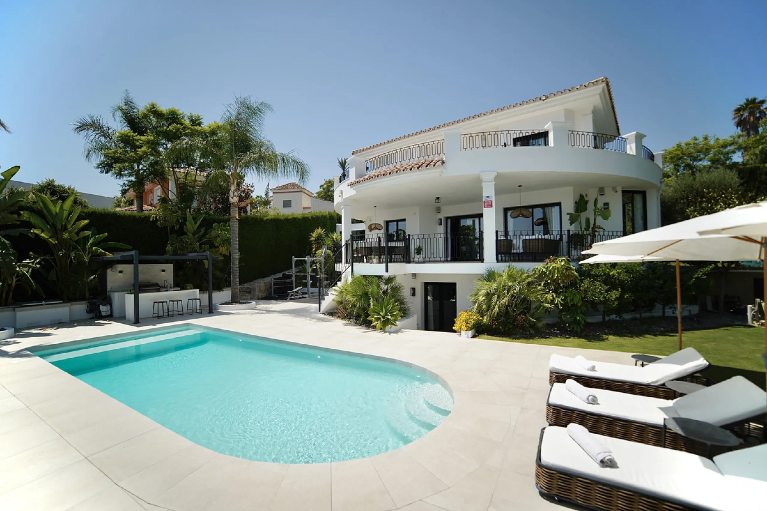 House - Detached Villa в продаже в Benahavís, Málaga. В доме 5 спален и 5 ванных комнат. Площадь дома 386 м². Площадь участка 765 м²