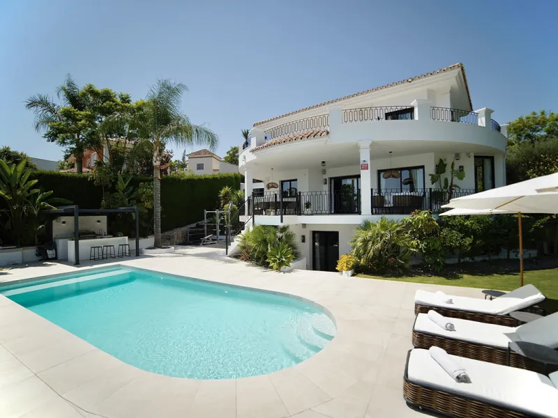House - Detached Villa в продаже в Benahavís, Málaga. В доме 5 спален и 5 ванных комнат. Площадь дома 386 м². Площадь участка 765 м²