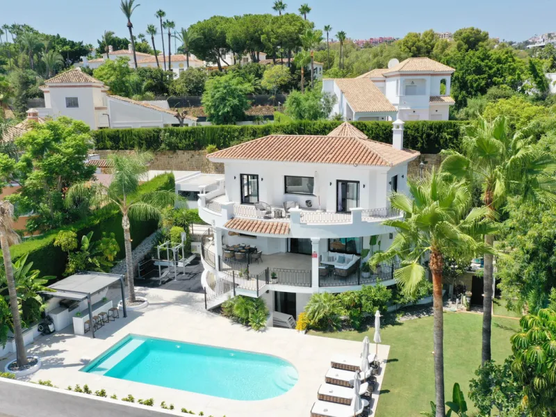 House - Detached Villa в продаже в Benahavís, Málaga. В доме 5 спален и 5 ванных комнат. Площадь дома 386 м². Площадь участка 765 м²